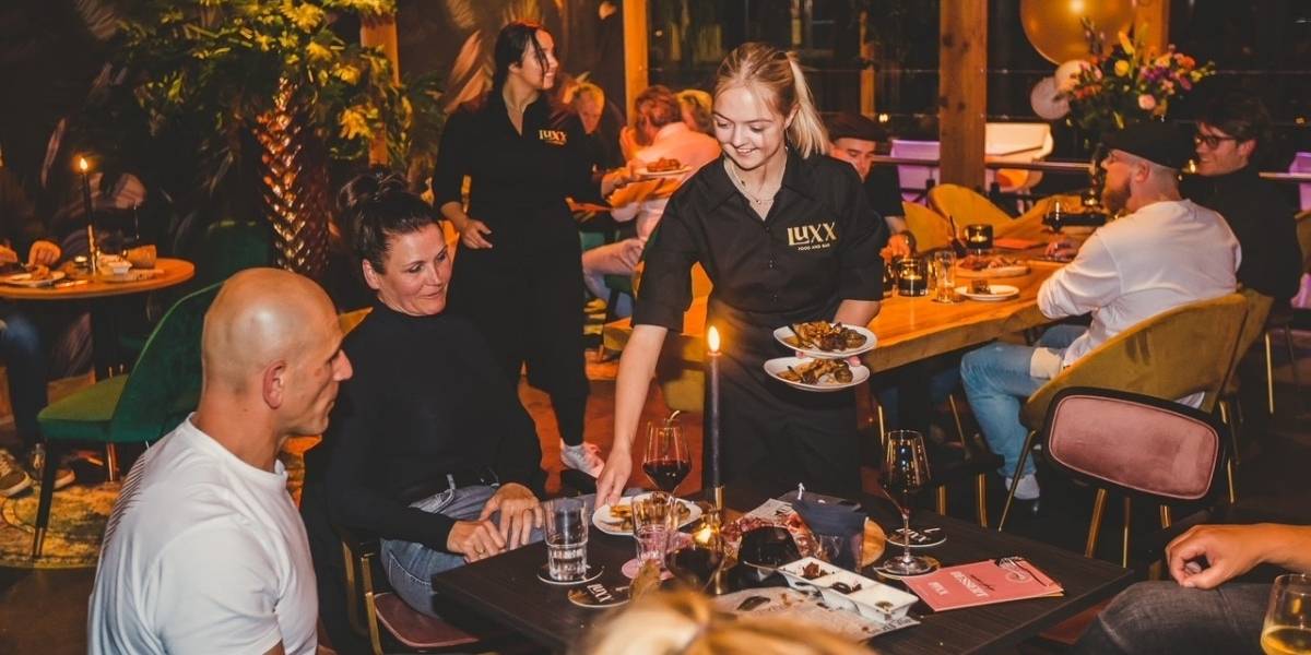LUXX Klantcase Bediening vrouw